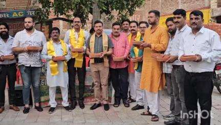 श्री बांके बिहारी एजुकेशनल सोसाइटी द्वारा जल सेवा अभियान का आयोजन महंत गौरव गिरी,डॉ.मानवेन्द्र सिंह,भीष्म पाल सिंह,डॉ.मनोज वार्ष्णेय,डॉ.भोजराज शर्मा,सुशील सारस्वत,डॉ.मदन मोहन शर्मा,नकुल सारस्वत,