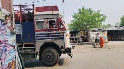 कोईलवर: गीधा अंडरपास में पुलिस द्वारा जब्त बालू लदे ट्रक और ट्रैक्टर के खड़े होने से आवागमन में हो रही परेशानी #jansamasya