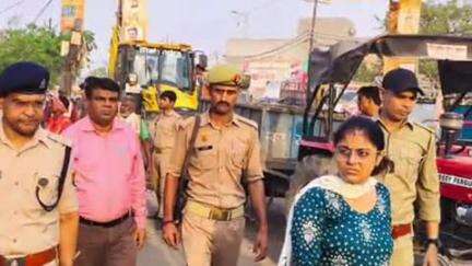 खैर: कस्बा खैर में चलाया गया अवैध अतिक्रमण हटाओ अभियान, प्रशासन हुआ सख्त