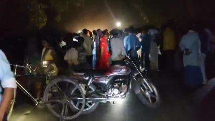 खड्डा: हनुमानगंज थाना क्षेत्र में एसओ की सरकारी गाड़ी से दबकर एक व्यक्ति की हुई मौत, गुस्साए लोगों ने सड़क किया जाम