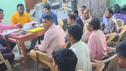 छातापुर: छातापुर में बीडीओ ने आवास कर्मियों की समीक्षा बैठक की