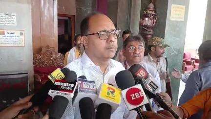रामनवमी की प्रशासनिक तैयारियों के संबंध में मीडिया से बात करते डीएम, पटना