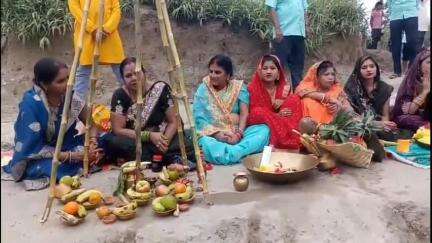 हसनपुरा: हसनपुरा में अस्थलगामी सूर्य को छठ पूजा के दौरान अर्घ्य दिया गया