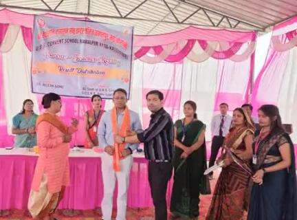 यूबीएस कान्वेंट स्कूल में वार्षिक परीक्षा परिणाम वितरण के अवसर पर बीएसए द्वारा प्रतिभावान छात्रों को किया गया सम्मानित