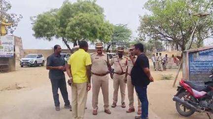 నూతనకల్: మిర్యాల గ్రామాన్ని సందర్శించి, ప్రజలు చట్టాన్ని చేతుల్లోకి తీసుకోవద్దని సూచించిన డీఎస్పీ పార్థసారథి