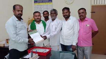 ಕುಣಿಗಲ್: ಕರೆನ್ಸಿ ರೂಪದ ವಿದ್ಯುತ್ ವ್ಯವಸ್ಥೆ ಖಂಡಿಸಿ ಪಟ್ಟಣದಲ್ಲಿ ರೈತ ಮುಖಂಡರಿಂದ ಬೆಸ್ಕಾಂ ಅಧಿಕಾರಿಗೆ ಮನವಿ