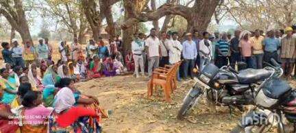 महुआडांड़: मध्य विद्यालय चुटिया में स्कूल की चारदीवारी निर्माण कार्य को एक समुदाय ने रोक दिया, काम गुरुवार दोपहर 1 बजे से रुका है