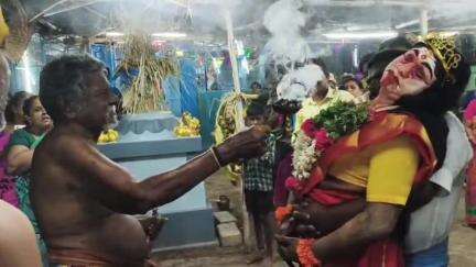 திருவாடனை: திரௌபதி அம்மன் கோவிலில் ஏரி சோறு வீசும் நிகழ்வு