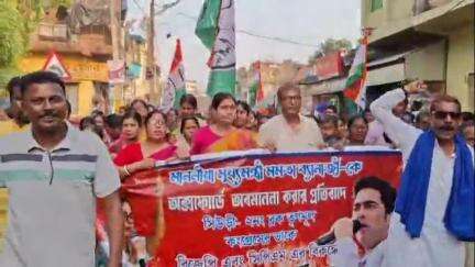 সিউড়ি ২: অক্সফোর্ডে মুখ্যমন্ত্রী কে অবমাননা করার প্রতিবাদ জানিয়ে সিউড়ির দু'নম্বর ব্লক এলাকায় ধিক্কার মিছিল তৃণমূলের