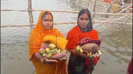 देव: ऐतिहासिक तालाब में छठ के तीसरे दिन संध्या में डूबते सूर्य को दिया गया अर्घ्य, DM और SP ने की मॉनिटरिंग, नेटवर्क हुआ ठप