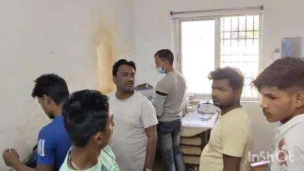 केिशनपुर: चांदपीपर में बाइक अनियंत्रित होकर गिरने से महिला घायल, सीएचसी किशनपुर में भर्ती