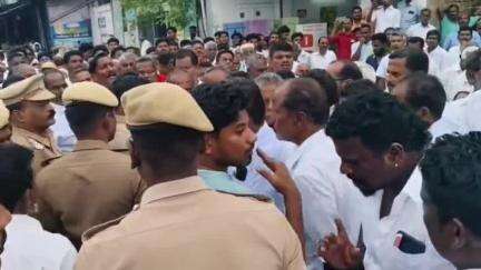 ஒரத்தநாடு: பாப்பாநாடு காவல் நிலையம் முன்பு போராட்டம் குற்றவாளிகளை கைது செய்யக்கோரி கிராமமக்கள் போராட்டம்
