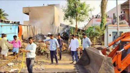 ನರಗುಂದ: ಪಟ್ಟಣದಲ್ಲಿ ಆಕಸ್ಮಿಕ ಬೆಂಕಿ ತಗುಲಿ ಅಪಾರ ಪ್ರಮಾಣದ ಮೇವಿನ ಬಣವಿ ಸುಟ್ಟು ಭಸ್ಮ