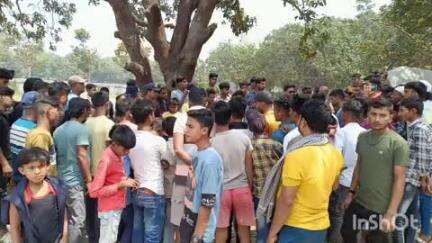 अंधराठाढ़ी: अंधराठाढ़ी दक्षिण पंचायत के कब्रिस्तान के पास नवजात शिशु का शव मिला, घटनास्थल पर भीड़ जुटी