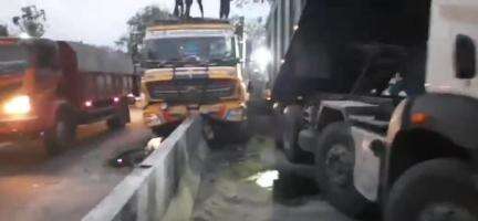 செய்யாறு: ஐங்குனம் கூட்ரோடு சாலையில் டிப்பர் லாரி சென்டர் மீடியனில் மோதி விபத்து