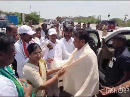 హసన్​పర్తి: వంగ పహాడ్ ఓ ఆర్ ఆర్ వద్ద రాష్ట్ర మంత్రికి స్వాగతం పలికిన కాంగ్రెస్ పార్టీ శ్రేణులు
