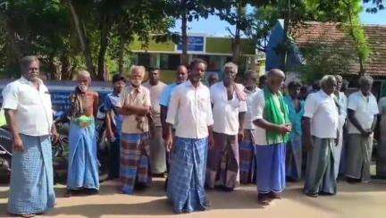 ஒரத்தநாடு: தலைமை ஆசிரியரை கண்டித்து தலையாமங்கலத்தில் ஊராட்சி ஒன்றிய நடுநிலைப் பள்ளிக்கு பூட்டு போட்டு ஆர்ப்பாட்டம் நடத்திய மாணவர்கள்