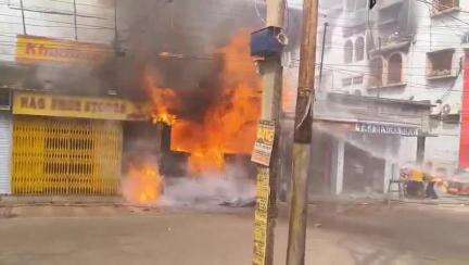 জামুরিয়া: জামুরিয়া বাজারে কাপড়ের দোকানে ভয়াবহ আগুন লাগার ঘটনা ঘিরে চাঞ্চল্য ছড়ালো এলাকায়
