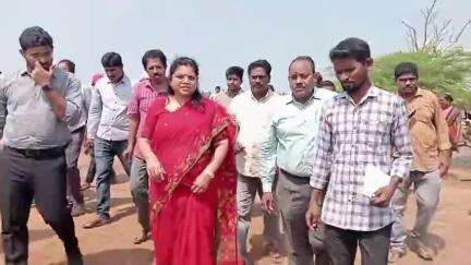 నరసాపురం: వేములదీవి ఈస్ట్ నందు ఉపాధి హామీ పనులను, లక్ష్మణేశ్వరం హౌసింగ్ కాలనీ ని జిల్లా కలెక్టర్ చదలవాడ నాగరాణి ఆకస్మికంగా తనిఖీ