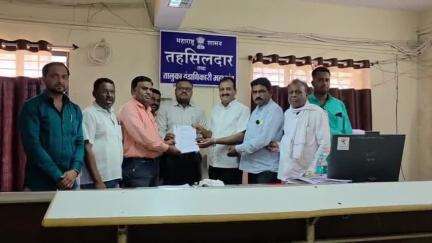 महागाव: पत्रकारांना मारहाण करणाऱ्या पोलिसांना निलंबित करा, मराठी पत्रकार संघ आणि जन आधार समितीचे महागावच्या तहसीलदारांना निवेदन