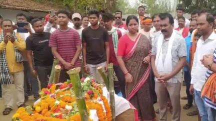 जगन्नाथपुर: पूर्व मुख्यमंत्री मधु कोड़ा की माता जी का निधन, हजारों लोगों ने दी अंतिम विदाई
