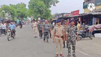 खरसावां: खरसावां में रामनवमी जुलूस के लिए पुलिस ने निकाला फ्लैग मार्च, मार्ग का किया निरीक्षण