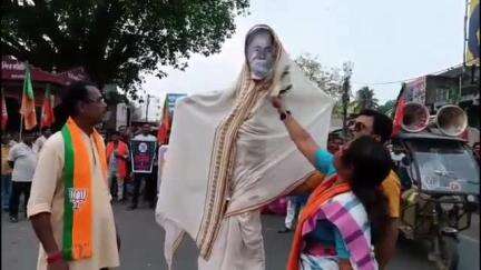 পূর্বস্থলী ২: পারুলিয়ায় BJP-র পথ অবরোধ কর্মসূচিতে মুখ্যমন্ত্রীর কুশপুতুলে জুতো দিয়ে মার, কালনার বৈদ্যপুর মোড়ে BJP-র পথ অবরোধ