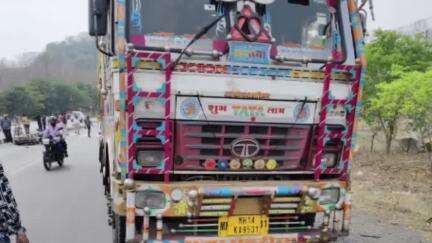 पिथौरा: झलप के बावन केरा मुंगई माता मंदिर के पास ट्रक ने बाइक सवार को कुचला, मौके पर हुई मौत