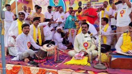 ಹರಪನಹಳ್ಳಿ: ಹುಲಿಕಟ್ಟಿ ಗ್ರಾಮದಲ್ಲಿ ಬೀರಲಿಂಗೇಶ್ವರಸ್ವಾಮಿ ದೇವಸ್ಥಾನ ಉದ್ಘಾಟನೆ ಹಾಗೂ ಮೂರ್ತಿ ಪ್ರತಿಷ್ಠಾಪನಾ ಕಾರ್ಯಕ್ರಮ, ಶಾಸಕಿ ಲತಾ ಭಾಗಿ