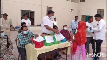 भंडरिया: भंडरिया सामुदायिक स्वास्थ्य केंद्र में 34 टीबी मरीजों को एक महीने का पोष्टिक भोजन वितरित किया गया