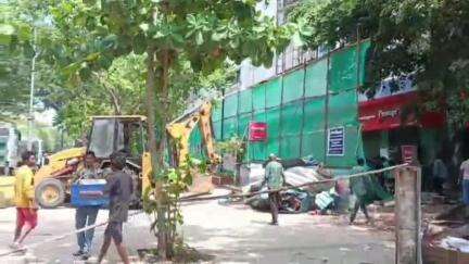 மாம்பலம்: பாண்டிபஜாரில் 3 மாடி தளத்திற்கு அனுமதி வாங்கிவிட்டு 10 மாடி கட்டிய தனியார் நிறுவனம் - அதிரடியாக களமிறங்கிய அதிகாரிகள்