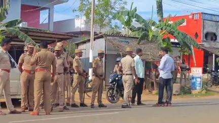 ஆலங்குடி: மழையூரில் இளைஞர் கொலை செய்யப்பட்ட விவகாரத்தில் வியாபாரிகள் கடையடைப்பு போராட்டம் அசபாவிதங்களை தடுக்க ஏராளமான போலீசார் குறிப்பு