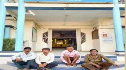 તાલાળા: તાલાલા પોલીસે ઘુસીયા ગામે વાડી વિસ્તાર મા જાહેરમા જુગાર રમતા 4 ઇસમોને 6100 ના મુદામાલ સાથે ઝડપી લીધા #