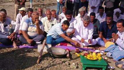 જસદણ: જસદણ તાલુકાના આટકોટ બુઢણપરી નદી પાસે તળાવ નું ખાતમુહૂર્ત કેબિનેટ મંત્રી કુંવરજીભાઈ બાવળીયા નાં હસ્તે કરવામાં આવ્યું