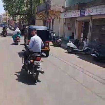 રાજકોટ પશ્ચિમ: સદર બજારમાં આવેલી ફટાકડાની દુકાનો આજે ચોથા દિવસે પણ બંધ રહી પોલીસ અધિકારીઓ સાથે બેઠક બાદ જ  વેપાર કરવા વેપારીઓનો નિર્ણય
