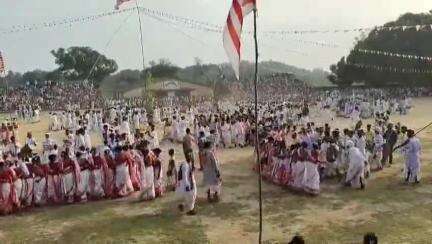 गोइलकेरा: लुम्बई के सरना स्थल पर मनाया गया सरहुल पर्व, निकाली गई शोभा यात्रा, उमड़ी भीड़