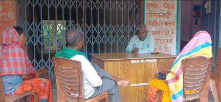 बरवाडीह: पूर्वी क्षेत्र के जिला परिषद सदस्य कन्हाई सिंह ने मनरेगा सहायता केंद्र में जनता दरबार लगाया