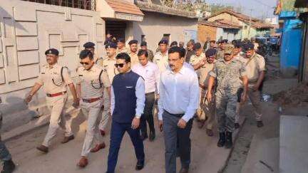 चितरपुर: रामनवमी को लेकर चितरपुर में डीसी और एसपी ने किया फ्लैग मार्च
