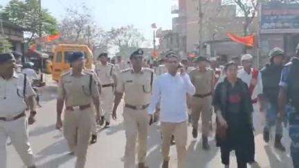 मकेर: रामनवमी को लेकर मकेर प्रखंड में DM और SP ने किया फ्लैग मार्च