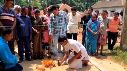 দাঁতন ২: সাহানিয়াতে পথশ্রীর ঢালাই রাস্তা শিলান্যাস, উপস্থিত বনভূমি কর্মাধ্যক্ষ