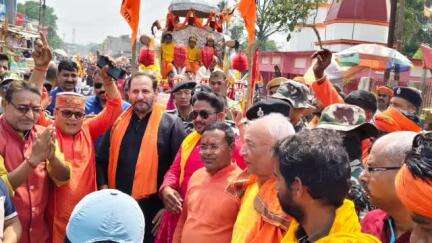 छातापुर: छातापुर में राम नवमी पर निकली भव्य शोभा यात्रा, सैकड़ों रामभक्त हुए शामिल