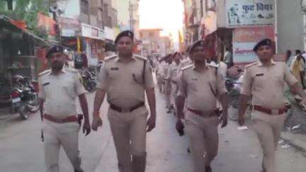 साहेबगंज: एसडीपीओ सरैया कुमार चंदन के नेतृत्व में साहेबगंज थाना परिसर से फ्लैग मार्च निकला