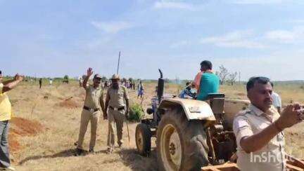 ಶ್ರೀನಿವಾಸಪುರ: ಕೇತಗಾನಹಳ್ಳಿಯಲ್ಲಿ ಅರಣ್ಯ ಒತ್ತುವರಿ ತೆರವುಗೊಳಿಸಿದ್ದ ಭೂಮಿಯಲ್ಲಿ ರೈತರಿಂದ ಉಳುಮೆ, ಅಧಿಕಾರಿಗಳು-ರೈತರ ಮಧ್ಯೆ ವಾಗ್ವಾದ #localissue
