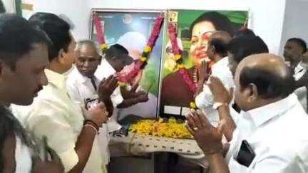 திருச்சுழி: மல்லாங்கிணறு உள்ளிட்ட பல்வேறு பகுதிகளில் அதிமுக  பூத் கமிட்டி பொறுப்பாளர்கள் நியமனம் செய்வது தொடர்பான ஆலோசனை கூட்டம் நடைபெற்றது