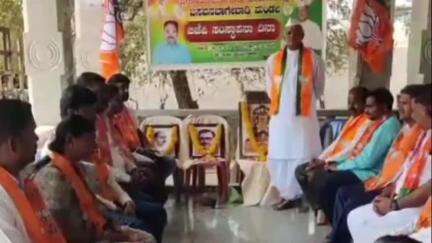 ಕೊಲ್ಹಾರ: ಕೊಲ್ಹಾರ ಪಟ್ಟಣದಲ್ಲಿ ಮಾಜಿ ಸಚಿವ ಎಸ್ ಕೆ ಬೆಳ್ಳುಬ್ಬಿ ನೇತೃತ್ವದಲ್ಲಿ ಬಿಜೆಪಿ ಸಂಸ್ಥಾಪನಾ ದಿನ ಆಚರಣೆ
