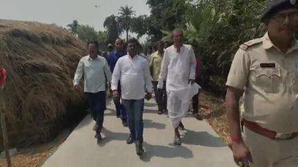 পাথরপ্রতিমা: দক্ষিণ রায়পুরে বাজি বিস্ফোরণের ঘটনায় মৃতদের পরিবারকে অভিষেক ব্যানার্জির আর্থিক সাহায্য তুলে দিলেন সাংসদ সহ অন্যান্যরা