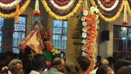 மண்ணச்சநல்லூர்: பிரச்சித்தி பெற்ற திருச்சி சமயபுரம் மாரியம்மன் கோவில் சித்திரை பெருந்திருவிழா கொடியேற்றத்துடன் வெகு விமர்சியாக தொடங்கியது