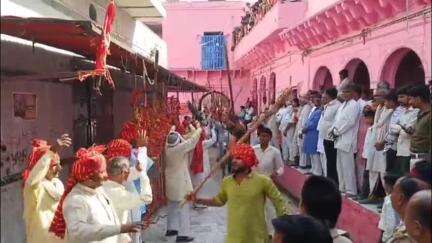 छाता: कस्बा छाता के नरी सेमरी देवी मंदिर पर मां की लाठियों से निभाई गई पूजा, लहराए लट्ट