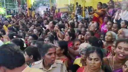 இராஜபாளையம்: சேத்தூர் மேட்டுப்பட்டி மாரியம்மன் கோவில் பங்குனி பூக்குழி திருவிழாவில் 700க்கும் மேற்பட்டோர் பூக்குழி இறங்கி நேர்த்திக்கடன்