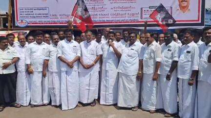 பென்னாகரம்: பேருந்து நிலையத்தில் அம்மா பேரவை சார்பில் திண்ணை பிரச்சாரம் அமைப்பு செயலாளர் முன்னாள் அமைச்சர் கே பி அன்பழகன் பங்கேற்பு..